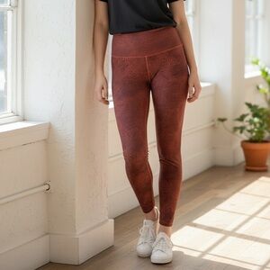 Lululemon Wunder train highrise 23 inches. Size 8